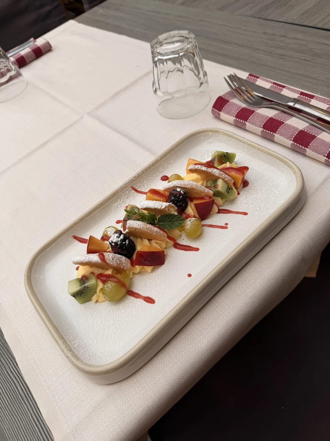 Dolce al cucchiaio con crema, frutta fresca e menta