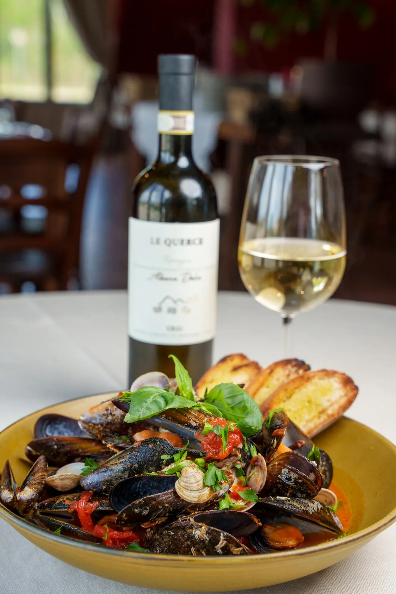 Cozze e vongole al pomodoro con vino bianco.
