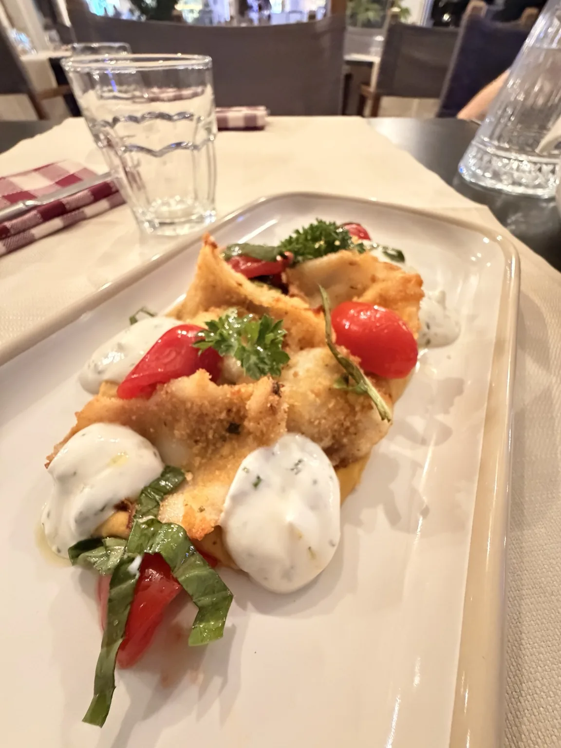 Calamari gratinati con pomodorini, basilico e salsa allo yogurt