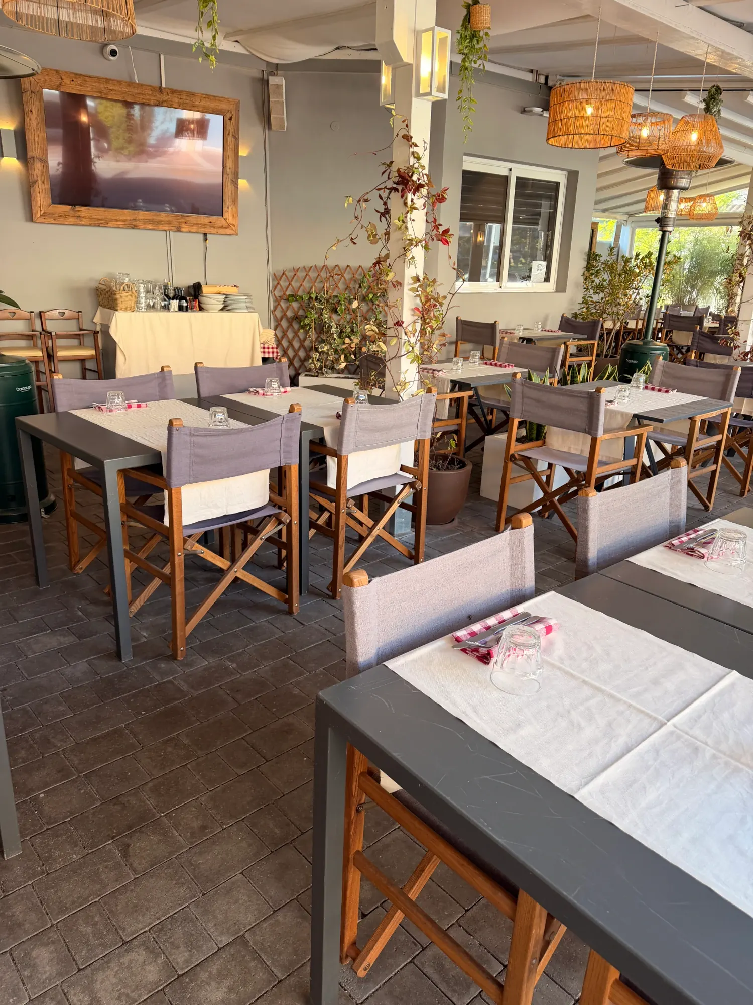 Veranda di Nonna Peppìna a Milano Marittima con tavoli apparecchiati
