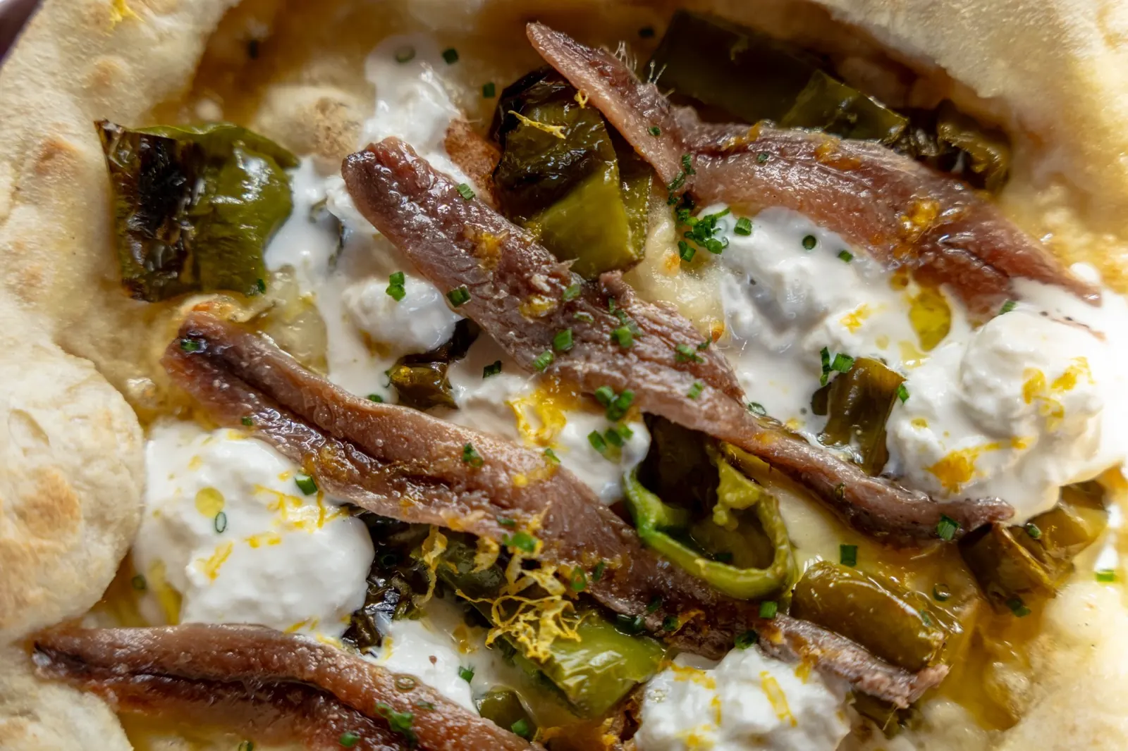 Dettaglio di Pizzino con acciughe, formaggio e verdure.