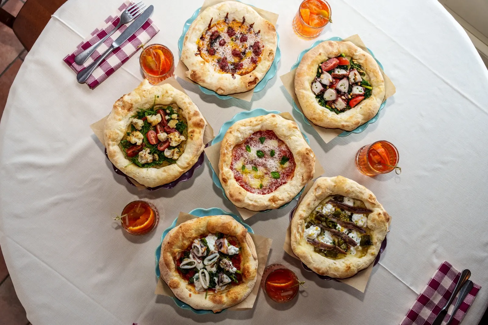 Selezione di Pizzini e Spritzini sulla tavola di Nonna Peppìna.