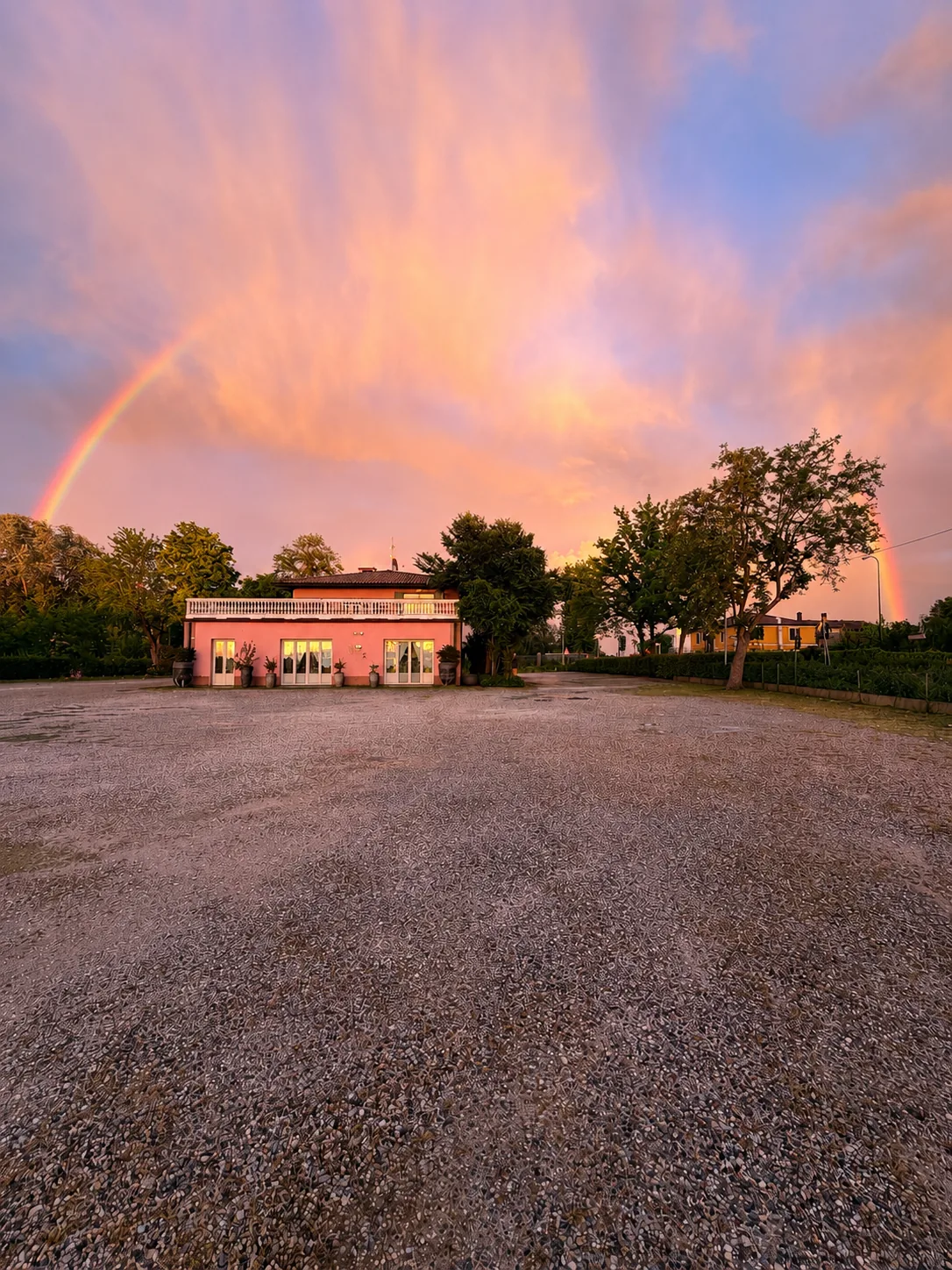 Esterno di Nonna Peppìna Ravenna al tramonto con arcobaleno