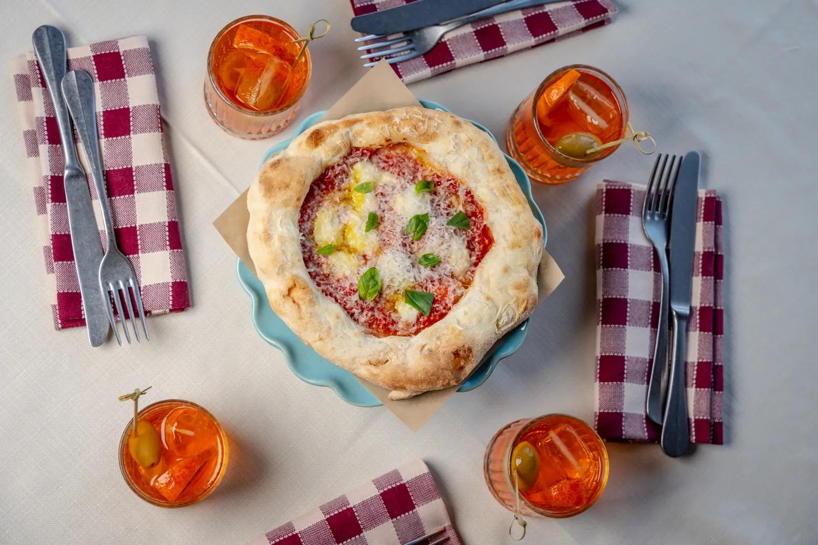 Pizzino con pomodoro e formaggio circondato da Spritzini.